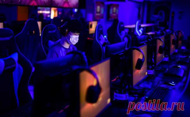 Вышла Counter-Strike 2. В компании назвали Counter-Strike 2 «крупнейшим технологическим рывком» в истории серии. Игра сделана на движке Source 2, в ней более реалистичные текстуры и графика. Действия игрока быстрее считываются и отображаются