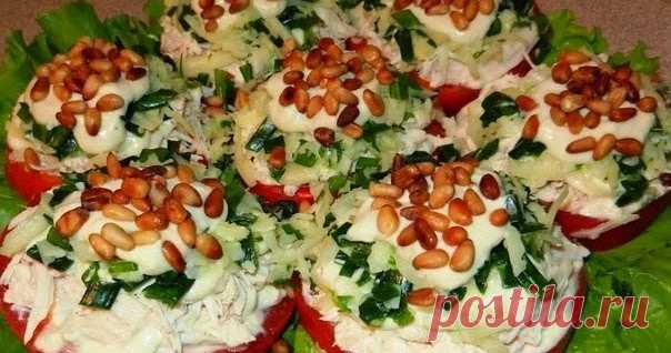 Салат-закуска с курицей и кедровыми орешками     Ингредиенты: Грудка куриная (отваренная) — 1 шт.; Сыр — 200 г; Помидор — 3 шт; Орехи кедровые — по вкусу; Чеснок – 2 зубчика; Соль (по в...