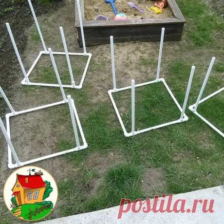 Делаем кустодержатели из труб

Такой вариант подходит для смородины, крыжовника, пионов, малины и других раскидистых кустиков.
Материалы:
• Трубы из ПВХ
• Углы и переходники для соединения труб
• Для сварки ПП труб нужен специальный паяльник, и труборез для раскройки
• Саморезы
• Арматура или деревянная шпалера
Как сделать:
- Трубы ПВХ режем ножовкой по металлу, их нужно разрезать на восемь одинаковых частей. Затем соединяем их друг с другом с помощью треугольников, закреп...