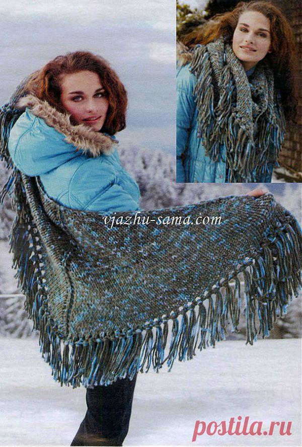 Треугольная шаль с бахромой, связанная спицами лицевой гладью из меланжевой пряжи / vjazhu-sama.com
