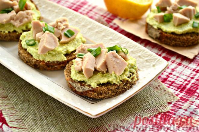 Рецепт: Тартинки с муссом из авокадо и печени трески на RussianFood.com