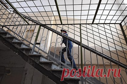 Семерых российских заключенных обвинили в массовых беспорядках в СИЗО. Семерых заключенных обвинили в организации массовых беспорядков, которые прошли на территории СИЗО-1 в Черкесске в феврале 2022 года. В зависимости от роли им вменяют статьи 210.1 («Занятие высшего положения в преступной иерархии») и 212 («Массовые беспорядки») УК РФ. Сигнал к началу беспорядков дал вор в законе.