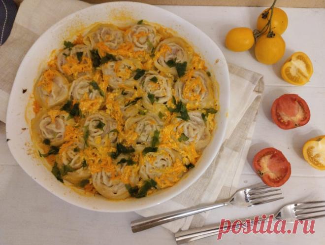 Запеченные ленивые "пельмени". Запеченные ленивые пельмени Для теста муку просеять в миску, добавить соль, сделать углубление в центре муки, добавить кипяток. Перемешивать сначала ложкой, потом руками. Как только тесто начнет собираться в комок, добавить растительное масло и вымесить тесто до гладкости. Готовое тесто положить в пакет и оставить отдохнут.Куриные бедра и фарш пропустить через электромясорубку. Лук очистить и мелко нарезать. К фаршу добавить лук, посолить, поперчить по…