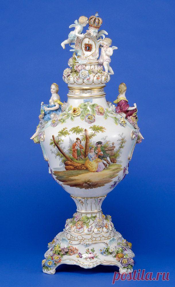 Антиквариат с аукциона | Мейсенские и севрские фарфоровые вазы 19 века.