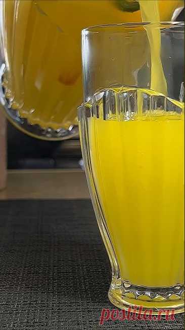 Понадобится:2 апельсина 1 лимон 1 стакан сахара3,5 литра воды Цитрусы положить  в морозилку минимум на 2 часа. В чашу блендера отправить нарезанные апельсины...