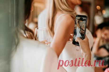 Девушка показала свое свадебное платье и возмутила пользователей сети. Пользовательница сети Хана (фамилия неизвестна) с никнеймом thisishanab показала свой свадебный наряд и возмутила зрителей. На размещенных кадрах девушка примерила белое корсетное мини-платье с длинными рукавами и отделкой из кружева. Данный предмет гардероба бренда Oh Polly стоит 62 фунта.