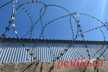 Россиянин получил 13 лет за двойное убийство. В Новороссийске суд приговорил к 13 годам лишения свободы 39-летнего местного жителя за убийство 54-летнего и 62-летнего знакомых. Ночью 20 марта фигурант выпивал с товарищами в гараже на улице Мысхакское шоссе. Там они поссорились из-за того, что один из мужчин оскорбил собутыльника и толкнул его.