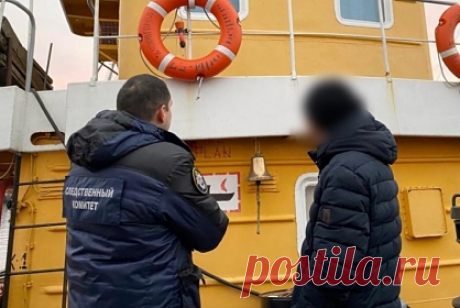 На российского капитана завели дело за слив с судна топлива на 104 тысячи рублей. Капитан дизель-электрохода в ноябре 2020 года с помощью шланга откачал из стоявшей на палубе цистерны судна 2272 килограмма топлива на сумму 104 227 рублей. Похищенное топливо он слил на другое судно. СКР завел дело по статье 160 («Растрата денежных средств с использованием служебного положения») УК РФ.