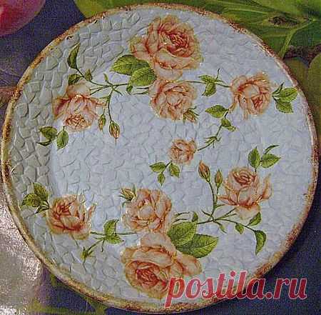 Декупаж на яичной скорлупе (пошаговое фото),
  Тарелка---http://stranamasterov.ru/node/118788  
  Бутылки---http://rukadelkino.ru/dekupazh/607-dekupazh-butylok-yaichnoy-skorlupoy.html  
  Мозаика (картины)---http://nacrestike.ru/publ/master_klassy/podelki_iz_jaichnoj_skorlupy/9-1-0-815   
  Бутылка вина(еще см.Декупаж бутылок,много)---http://masterclassy.ru/dekupazh/dekupazh-master-klass/page,1,2,1468-dekupazh-butylki-vina-afrika-master-klass.html