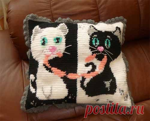 Подушка с котиками крючком