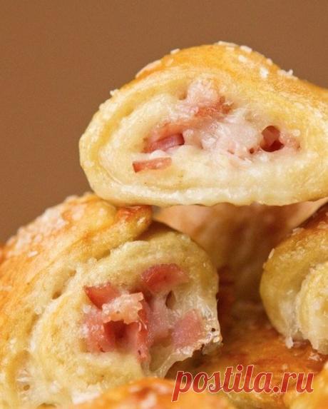Рулетики с ветчинно-сырной начинкой.