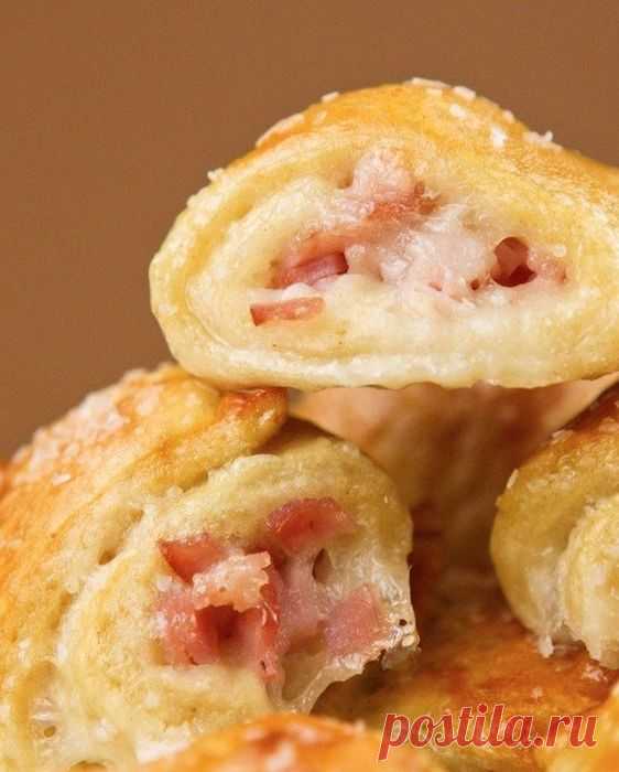 Рулетики с ветчинно-сырной начинкой.