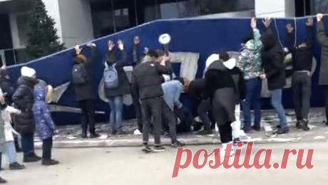 Россиянку придавило огромной вывеской возле торгового центра в Новокузнецке. В Кемеровской области порыв ветра снес огромную вывеску возле здания торгового центра, конструкция обрушилась на проходившую мимо женщину. Видео с места происшествия публикуют в социальных сетях очевидцы. Инцидент произошел возле ...