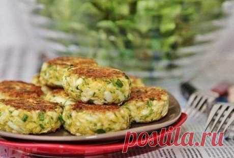 Яичные котлеты. 
Яйца куриные варёные - 6 шт.
Лук зелёный - 1 пучок
Манная крупа - 2 ст.л.
Мука - 1 ст.л.
Сметана - 1 ст.л.
Укроп - 1 пучок
Масло растительное для жарки - 2 ст.л.
Соль - по вкусу

Приготовление:

Варёные яйца натираем на крупной тёрке в глубокую миску.
Туда же кладём мелко нарезанные укроп и зелёный лук.
Всыпаем муку и манную крупу. Солим и добавляем сметану. Тщательно вымешиваем.
Из полученной массы влажными руками формуем котлетки.
Выкладываем их на сковороду