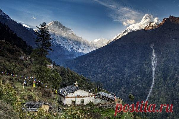 Женский буддистский монастырь Лунгданг. «Лунгданг находится у подножия вершины Ганеш-Химал в отдалённом регионе непальских Гималаев, в стороне от основного маршрута по долине Цум. Туристы,да и вообще кто бы то ни было, очень редко туда захаживают. Монастырь серьёзно пострадал во время землетрясения в 2015 году, но, несмотря на это, монахини не оставили святое место: одинокого путника, добравшегося до них, ждёт традиционный дал бат и вечерняя пуджа», – рассказывает фотограф-гималаист Алексей…