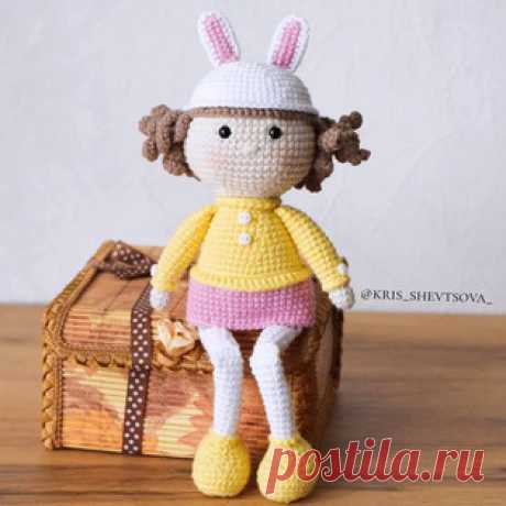 Кукла амигуруми. Схемы и описания для вязания игрушек крючком! Бесплатный мастер-класс от Кристины Шевцовой по вязанию куклы крючком. Высота вязаной игрушки примерно 24 см с учётом ушек шапочки. Для изготовления такой…