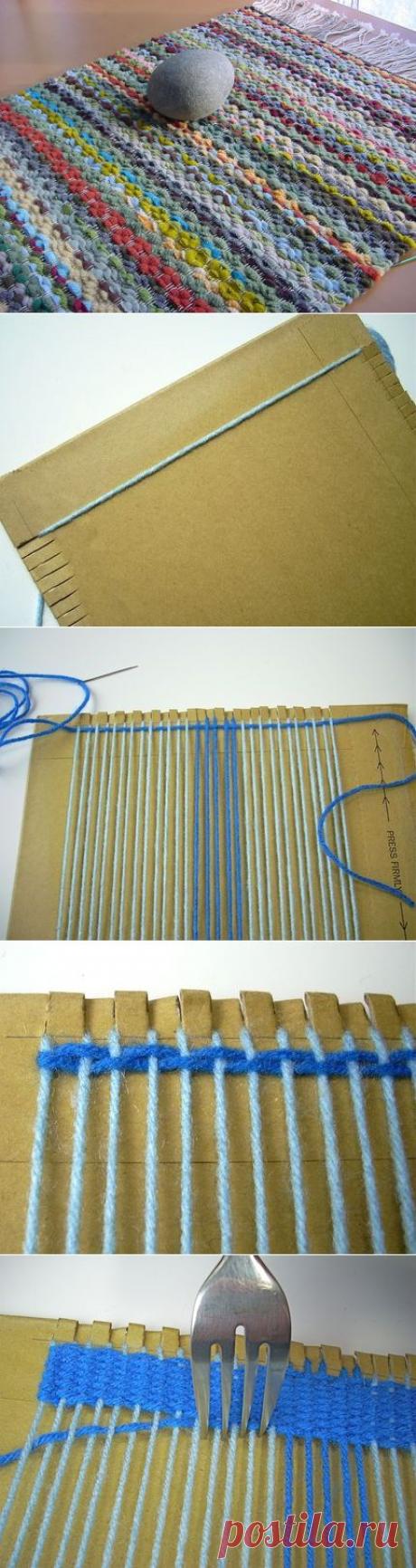 Как сделать ткацкий станок из вилки и картонки.