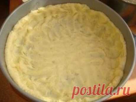 Открытый мясной пирог с картофельным тестом
"Изюминка" этого рецепта в наличии картофельного пюре в тесте. Хорош и горячий, и холодный! Очень сочный и вкусный!
Для теста: 200 гр. картофеля,200гр. муки,1 яйцо,50гр. сливочного масла,соль.
Для начинки: 500гр. свинины (или фарша), 2 болгарских перца, 1 помидор, 2 небольшие луковицы,, 100 мл. жирных сливок (33-38%), 100 мл. молока, 2 небольших яйца (в заливку), 2 ст.л. томатной пасты,соль,перец,немного тертого сыра.
Приготовление:
Картофель мелк