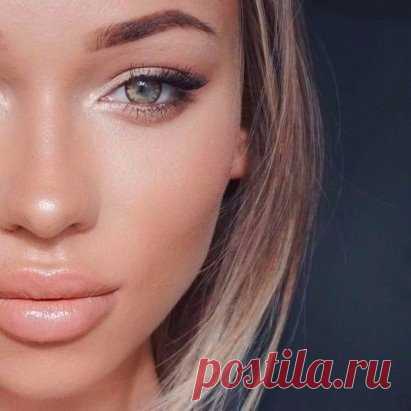 5 ПРАВИЛ NUDE-МАКИЯЖА
Не отставай от трендов, сохрани 📌
Выглядеть естественно, но при этом обворожительно – целое искусство! Впрочем, не такое трудозатратное, как может на первый взгляд показаться. Его основы помещаются в пять простых правил. 
1. Коричневая тушь остается незаметной, даже если нанести ее в два слоя. А слегка мерцающие тени для век телесного оттенка помогут 