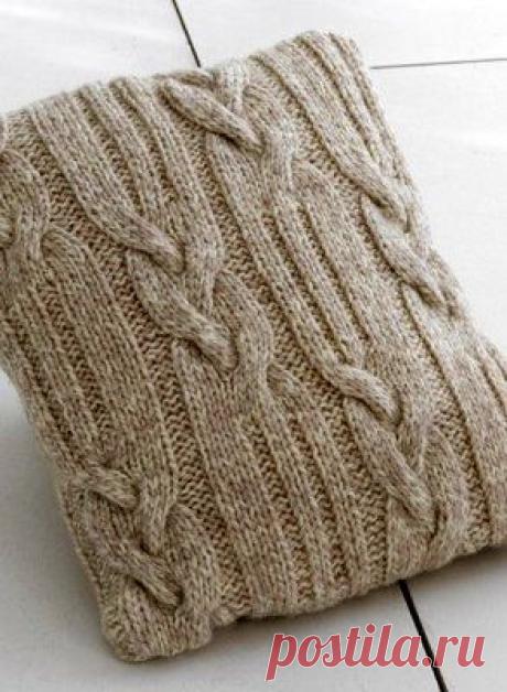 Чехол на пуфик и рельефные подушки.