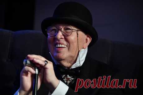 Опубликованы видео со дня рождения тяжелобольного Вячеслава Зайцева. Журналисты Super поделились роликами с празднования 85-летия российского модельера Вячеслава Зайцева. Известно, что мероприятие состоялось в Москве в ресторане «Яръ». На размещенных кадрах видно, что тяжелобольной дизайнер сидел в коляске за президиумом, а перед ним расставили несколько десятков круглых столов.