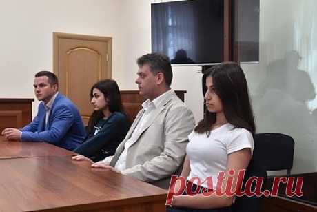 Дело расправившихся с отцом сестер Хачатурян отправили на доследование. Генпрокуратура России отказалась утвердить обвинительное заключение по уголовному делу сестер Хачатурян, расправившихся с отцом из-за сексуального насилия. Надзорное ведомство вернуло материалы на дополнительное расследование, чтобы уточнить мотивы нападения девочек на родителя.