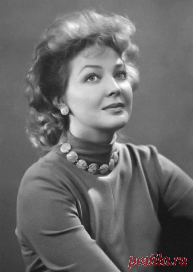 22 августа 1927 г. Ирина Константиновна Скобцева сегодня отмечает свой день рождения.
__________________________     __________________________