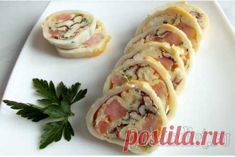 Кальмар, фаршированный омлетом и грибами