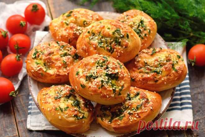 Лепешки-лодочки с сырной начинкой Это блюдо готовится легче и быстрей, чем пирожки, при этом получается не менее вкусным. Замешиваем дрожжевое теста на молоке, без добавления яиц. Из теста формируем небольшие лодочки, наполняем их начинкой. Для начинки берем сыр моцарелла и зелень, для пикантности добавляем чеснок. После выпечки получаются пышные и очень мягкие сырно-чесночные булочки. Их можно подавать в качестве дополнения к первым блюдам или салатам.