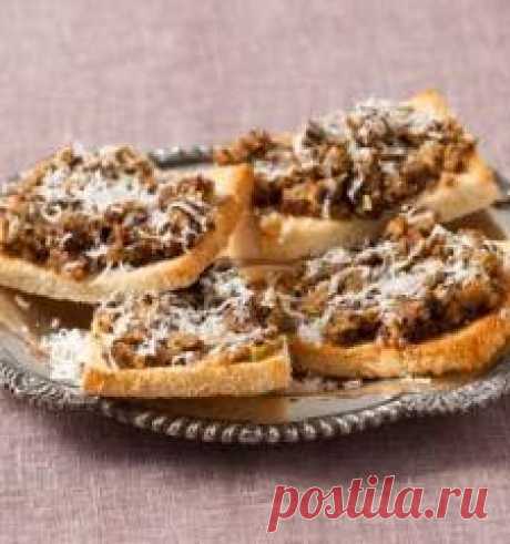 Грибная икра на тостах В еврейской  кухне  очень  популярна  смесь  из  мелко  нарубленных  овощей,  которая  подается на стол со свежим хлебом или тостами.  Эта закуска называется икрой из-за темного цвета и насыщенной текстуры