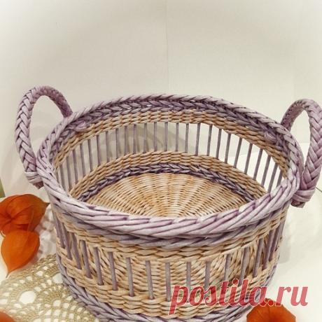 Всем добрового утра,а кому дня)))Сплела в подарок подруге курицу и фруктовницу.Качество пока страдает((( ну не дается мне этот гребешок. Да и так есть недочёты))). Т.Ч: бумага потреб.7см, сп. 1мм. Колер,эмаль,грунтовка. Пропитка- дюфа+ вода. Лак Neomid. Патина белая эмаль и перламутровая бронза. Вроде всё)