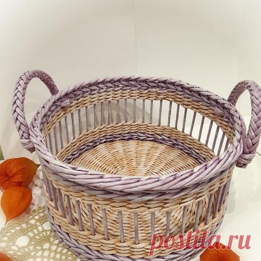 Всем добрового утра,а кому дня)))Сплела в подарок подруге курицу и фруктовницу.Качество пока страдает((( ну не дается мне этот гребешок. Да и так есть недочёты))). Т.Ч: бумага потреб.7см, сп. 1мм. Колер,эмаль,грунтовка. Пропитка- дюфа+ вода. Лак Neomid. Патина белая эмаль и перламутровая бронза. Вроде всё)