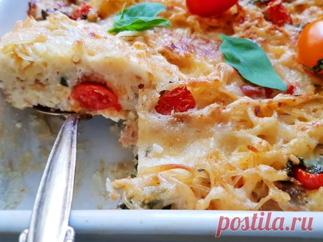 Запеканка из макарон, тунец, сыр, помидоры и базилик