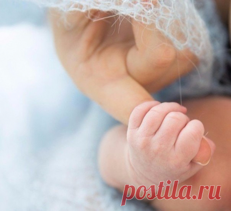 Сердце каждой мамы — Сеточка из шрамов... Каждый плач ребёнка — крошечный рубец... Сбитые коленки, Кровь из пальца-венки... Без таких отметок нет у мам сердец... Кашель и ангина, Жар у дочки, сына... Точечки ветрянки, ночи, что без сна... Кабинет зубного, Страх и слёзки снова... Держит мама в сердце... Помнит всё сполна... Первые обиды — Маленькие с виду... Только сердце мамы чувствует их боль... С каждым новым шрамом Жарче сердце мамы... — &quot;Ты не бойся, крошка, я всегда с тобой.&quot;…