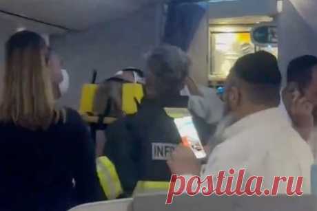 Мужчина пробил головой потолок самолета во время турбулентности и попал на видео
