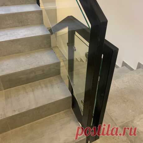 Лестничные ограждения из дерева и стекла