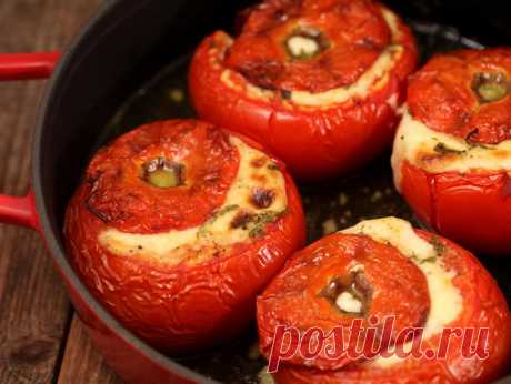 Помидоры, фаршированные мясом и баклажанами.
Вкуснейшие запеченные помидоры с начинкой из смешанного фарша (говядина, свинина) и баклажана. Перед запеканием поливаем фаршированные помидоры соусом Бешамель с добавлением в соус тертого сыра.