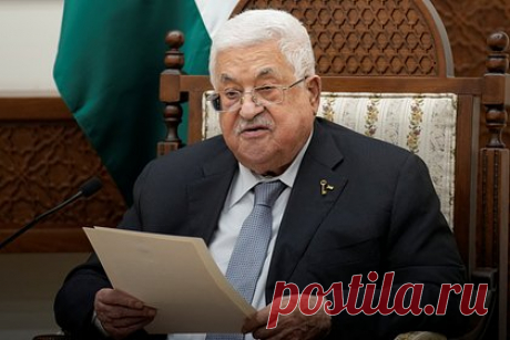 На кортеж президента Палестины напали. От него требовали за 24 часа принять меры против Израиля. На кортеж президента Палестины Махмуда Аббаса совершено нападение. На видео запечатлен момент, когда люди в бронежилетах пробегают около дома и хватают автоматы с асфальта. Затем они забегают за автомобиль и начинают стрелять в неизвестных. Точное место, где была эта перестрелка, не раскрывается.