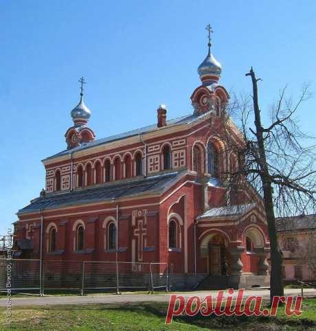 Церковь Иоанна Златоуста в Староладожском Никольском монастыре Ленинградской области. 8 мая 2011 года. Фотo: © Сазонов Виктор  | Ленинградская область Волховский район Старая Ладога Никольский Староладожский монастырь Церковь Иоанна Златоуста Фотография | temples.ru