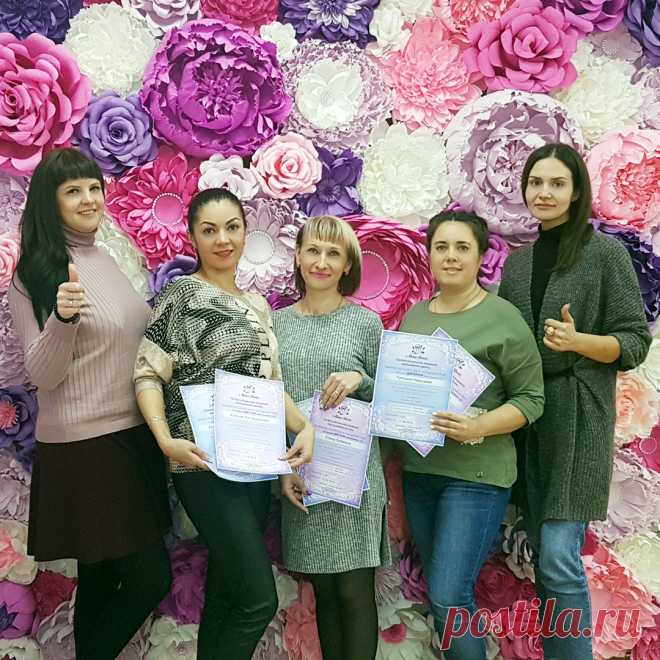 На прошлой неделе мы, наверное, установили настоящий рекорд: сразу из 7 городов к нам приехали девочки на обучение мастерству наращивания ресничек. Наша география всё время расширяется, и мы горды этим! Так же, как горды успехами наших молодых мастеров! Поздравляем девчонок от всей души, желаем терпения, процветания, и конечно же идти только вперёд!