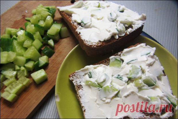 Хлебные тосты с салатом из сельдерея, огурца и творога рецепт – Американская кухня: Закуски. «Еда»
