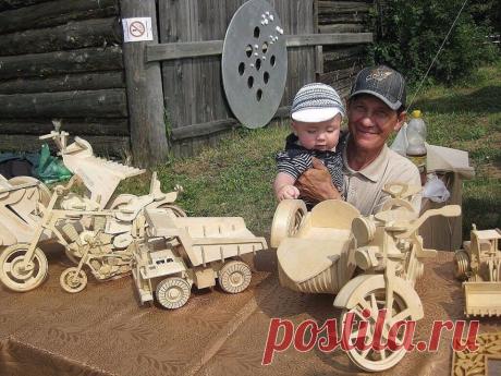 (3) Facebook