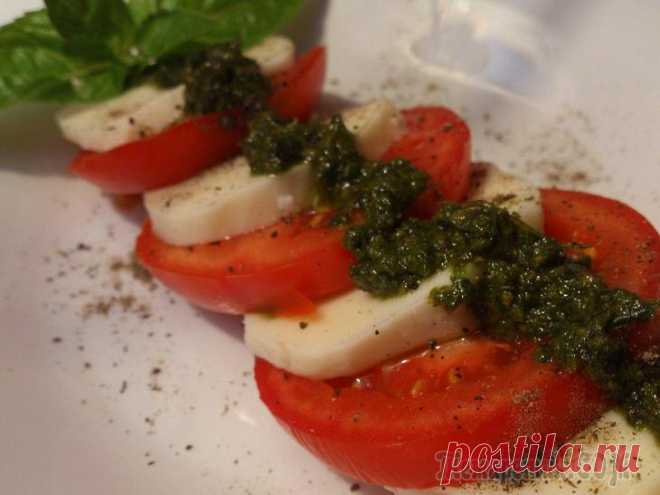 ИТАЛЬЯНСКИЙ КАПРЕЗЕ С МОЦАРЕЛЛОЙ И СОУСОМ ПЕСТО.