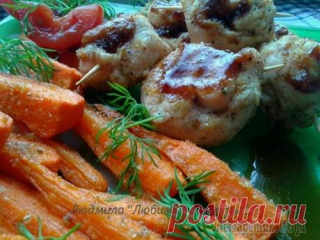 Вкусный дуэт-запечённые морковь и "улитки" из куриного филе.