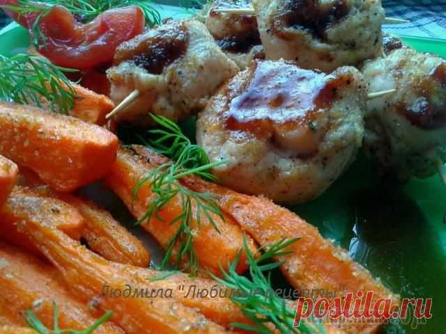 Вкусный дуэт-запечённые морковь и "улитки" из куриного филе.