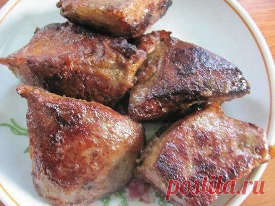Накрахмаленная печень
Перед жаркой замариновать кусочки печени в смеси 1 яйца, 1 столовая ложка крахмала, соли и перца. Подержать печень в маринаде не меньше 40 минут, а лучше 1-1,5 часа. Затем обжарить. Получается очень вкусная, блестящая печеночка.
Приятного аппетита!