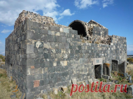 հուշարձաններից մեկն է Կոթավանքը կամ Սբ. Աստվածածին եկեղեցին, որը կառուցվել է 9-րդ դարի վերջին՝ պատմական Կոթ քաղաքում։ Կոթավանքը կառուցել է Գրիգոր Սուփան իշխանը՝ Սյունիքի տեր Վասակ Սյունու և Հայոց թագավոր Աշոտ Բագրատունու աղջկա՝ Մարիամի որդին։ Այն գտնվում է ներկայիս Մարտունու տարա­ծաշրջանի Ներքին Գետաշեն գյու­ղում։ Սբ. Աստվածածին եկեղեցու հարակից տարածքում կա 121 խաչքար, որոնցից ամենահինը պատկանում է 9-րդ դարի սկզբին: