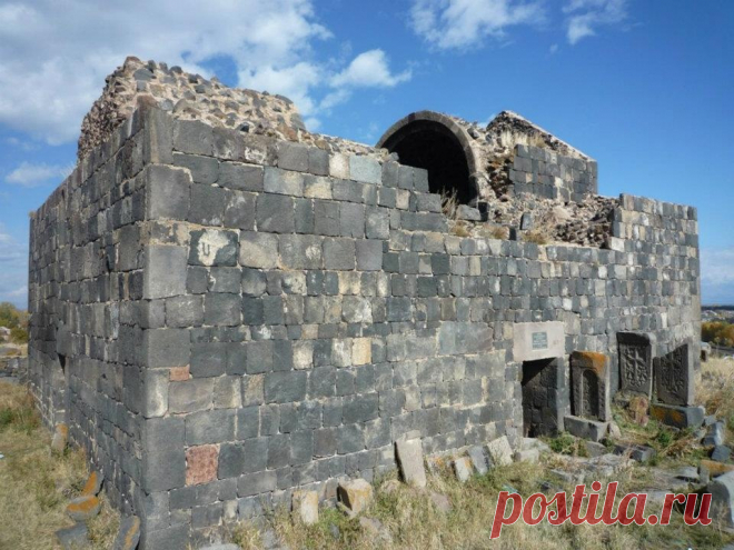 հուշարձաններից մեկն է Կոթավանքը կամ Սբ. Աստվածածին եկեղեցին, որը կառուցվել է 9-րդ դարի վերջին՝ պատմական Կոթ քաղաքում։ Կոթավանքը կառուցել է Գրիգոր Սուփան իշխանը՝ Սյունիքի տեր Վասակ Սյունու և Հայոց թագավոր Աշոտ Բագրատունու աղջկա՝ Մարիամի որդին։ Այն գտնվում է ներկայիս Մարտունու տարա­ծաշրջանի Ներքին Գետաշեն գյու­ղում։ Սբ. Աստվածածին եկեղեցու հարակից տարածքում կա 121 խաչքար, որոնցից ամենահինը պատկանում է 9-րդ դարի սկզբին: