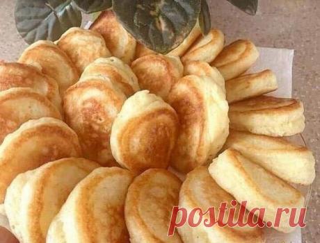 Этот простой рецепт поможет приготовить самые вкусные и пышные оладушки. Яйцо – одно; Кефир – пол лита (нагретый, но не кипяченный); Сахар – четыре ст. ложки; Соль – одна ч. ложка; Муки нужно взять такое количество, чтобы тесто вышло густым и еле падающем с ложки; Только после добавления муки