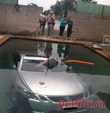 Необычные аварии (32 фото) | Чёрт побери Как могли случиться подобные ДТП, остается большим вопросом, ведь такое случается далеко не каждый день. В большинстве случаем виной всему становится неопытность водителей или их рассеянность. Всегда оставайтесь внимательными в момент движения, чтобы не попасть в похожую ситуацию.